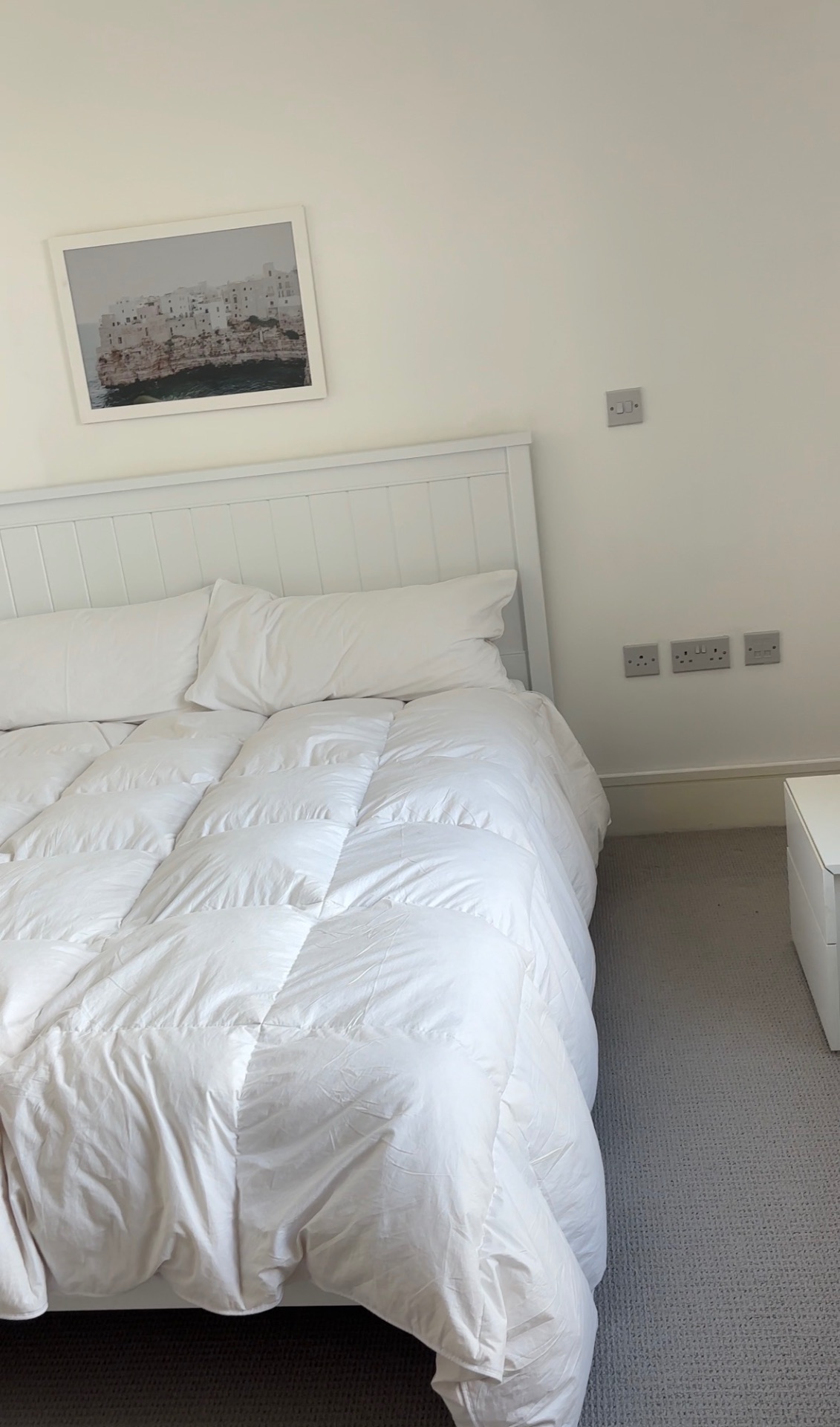 Unstaged bedroom listing